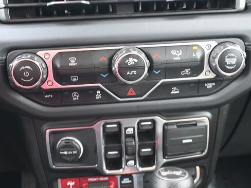 Used 2024 Jeep Wrangler Unlimited Rubicon AWD/4WD image 13