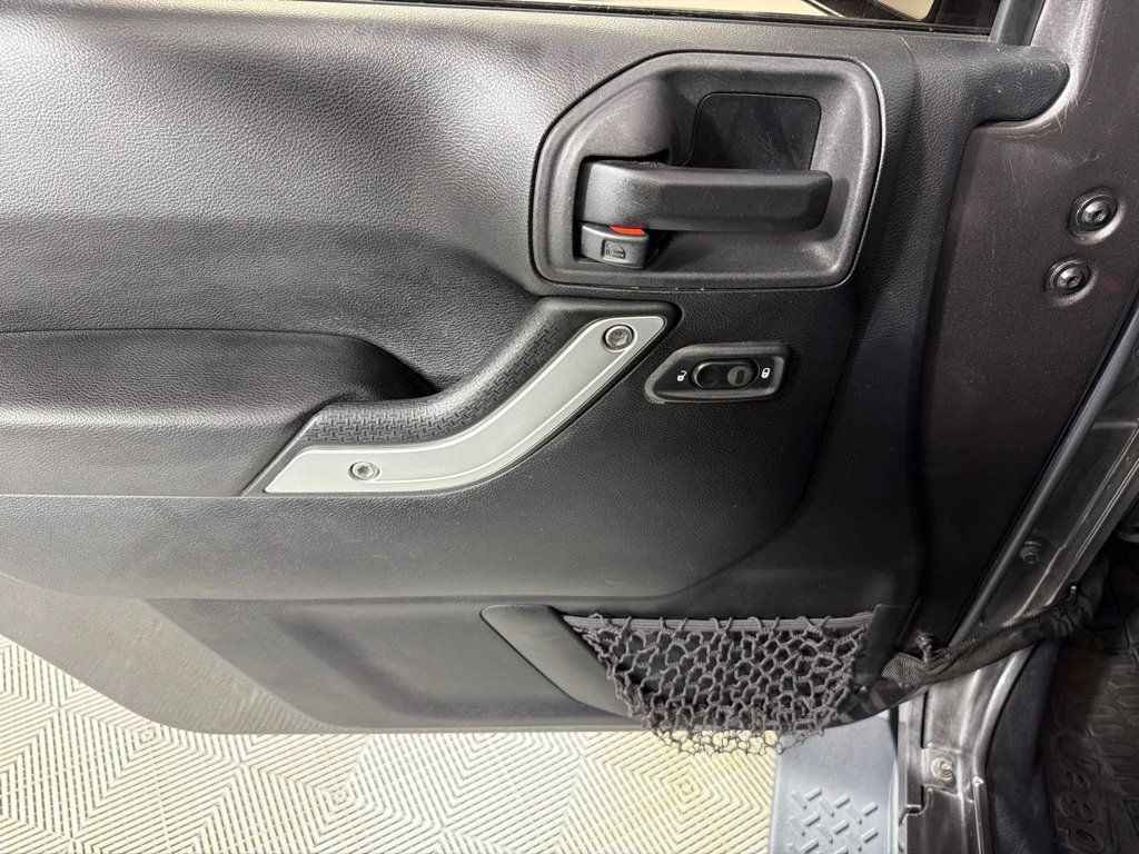 Used 2014 Jeep Wrangler Unlimited Sahara w/ Max Tow Package AWD/4WD image 11