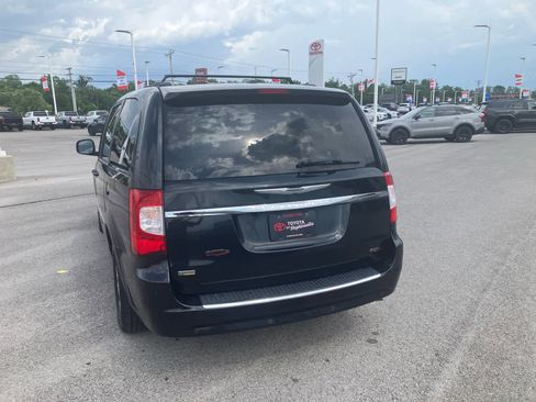 Used 2013 Chrysler Town & Country Touring FWD image 6
