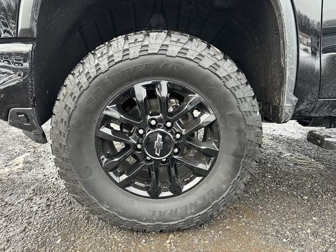 Used 2024 Chevrolet Silverado 2500 ZR2 w/ Technology Package image 19