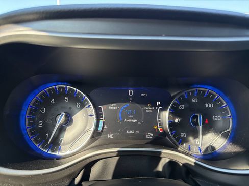 Used 2023 Chrysler Pacifica Touring-L FWD image 16