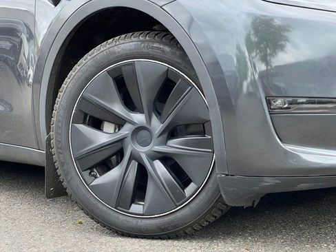 Used 2024 Tesla Model Y Long Range AWD/4WD image 2