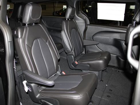 New 2026 Chrysler Voyager LX FWD image 27