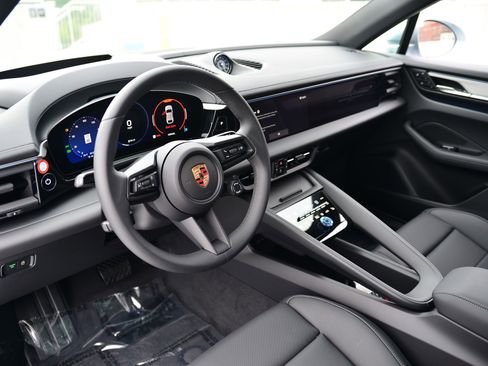 New 2025 Porsche Macan 4 Electric image 4