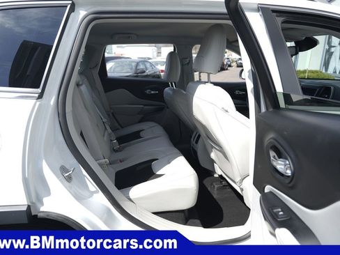Used 2021 Jeep Cherokee Latitude Plus AWD/4WD image 31