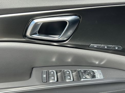 Used 2025 Kia Carnival SX Prestige image 24