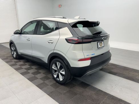 Used 2022 Chevrolet Bolt EUV LT w/ Convenience Package image 3