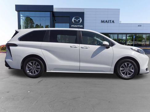 Used 2025 Toyota Sienna LE FWD image 2