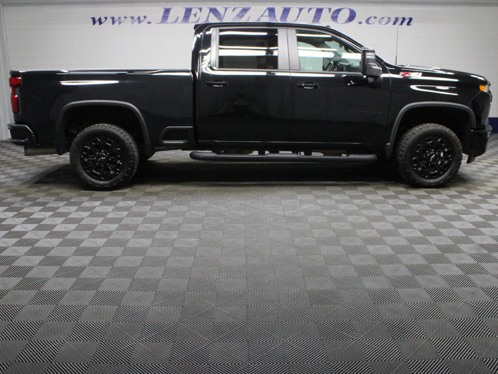 Used 2022 Chevrolet Silverado 2500 LT w/ Midnight Edition AWD/4WD image 2