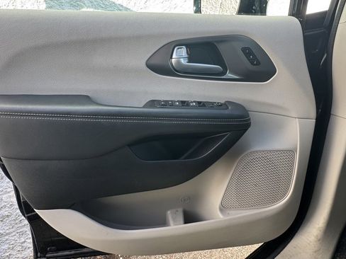 Used 2024 Chrysler Pacifica Touring-L image 18
