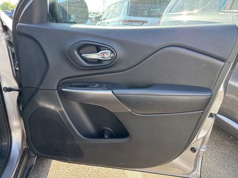 Used 2019 Jeep Cherokee Limited AWD/4WD image 15