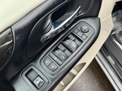 Used 2019 Dodge Grand Caravan SE w/ UConnect Hands-Free Group image 19