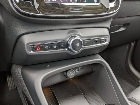 Certified 2025 Volvo XC40 B5 Ultra w/ Climate Package image 19