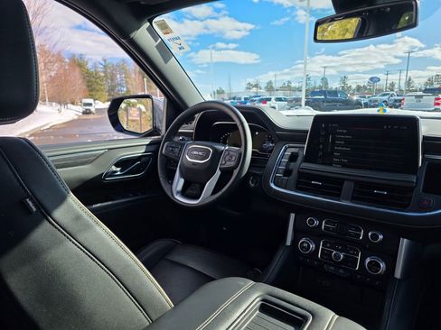 Used 2023 GMC Yukon SLT w/ SLT Premium Package image 17