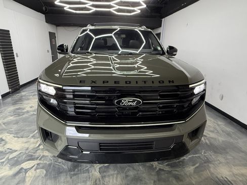 Used 2025 Ford Expedition Platinum w/ Platinum Ultimate Package AWD/4WD image 7