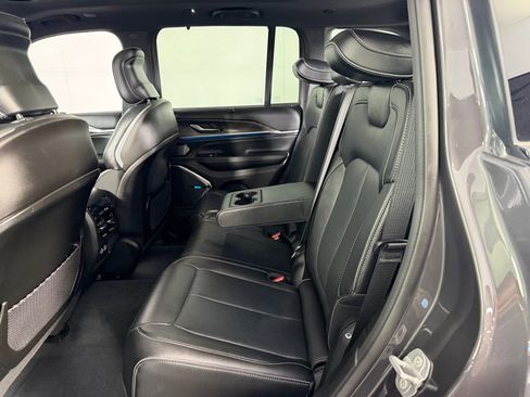 Used 2022 Jeep Grand Cherokee Overland w/ Advanced Protech Group III AWD/4WD image 26