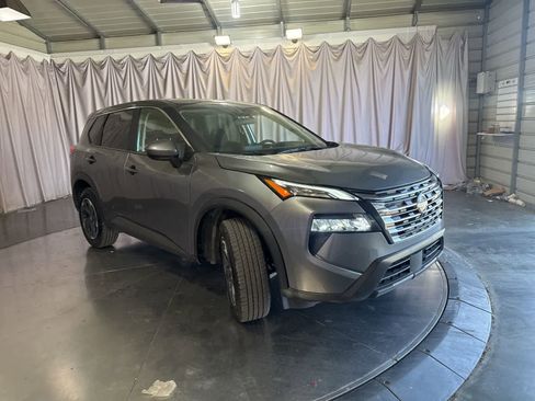 Used 2025 Nissan Rogue SV image 3