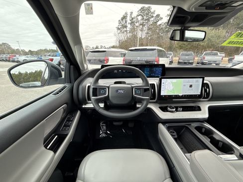 Used 2025 Ford Expedition Active image 12