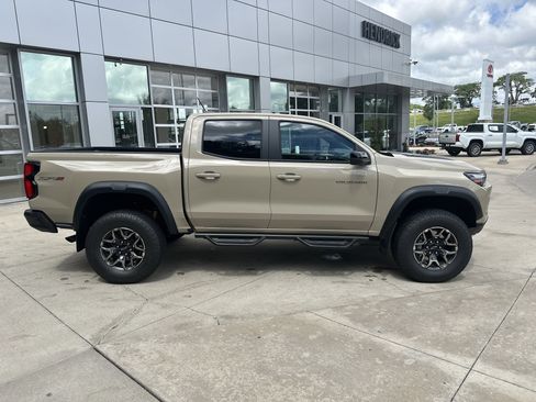 Used 2024 Chevrolet Colorado ZR2 w/ Technology Package AWD/4WD image 10