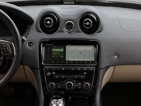 Used 2019 Jaguar XJ R-Sport image 41