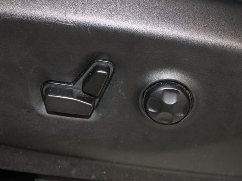 Used 2023 Chrysler Pacifica Touring-L FWD image 14