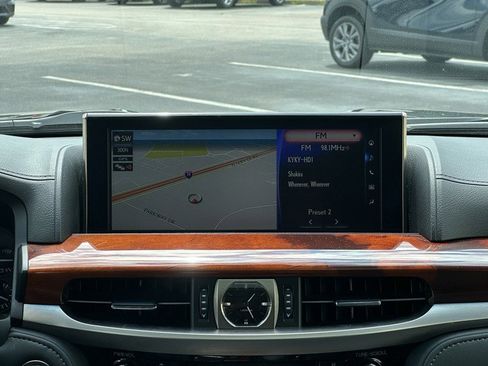 Used 2019 Lexus LX 570 4WD w/ Luxury Package image 17