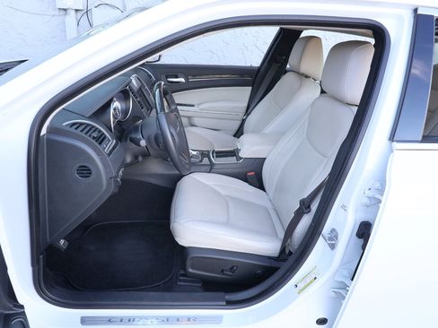 Used 2018 Chrysler 300 Limited image 13