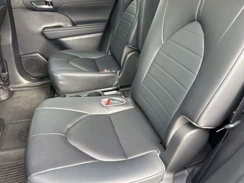 Used 2023 Toyota Highlander XLE image 11
