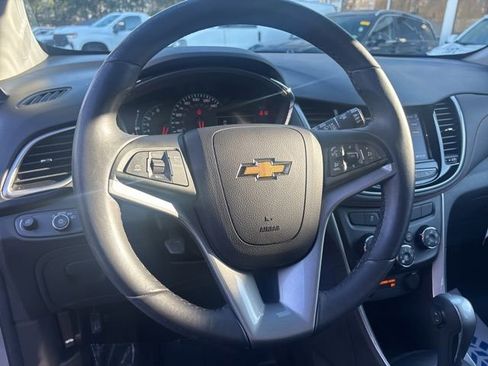 Used 2022 Chevrolet Trax LT w/ LT Convenience Package image 7
