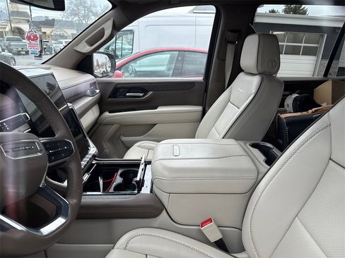 Used 2025 GMC Yukon Denali w/ Sun & Power Step Package image 5