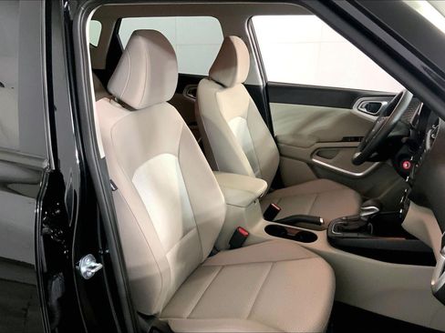 Used 2025 Kia Soul LX w/ LX Technology Package FWD image 7