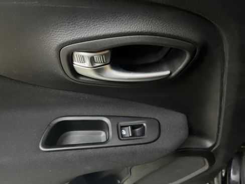 Used 2019 Jeep Renegade Latitude w/ Cold Weather Group image 57