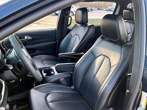 Used 2025 Chrysler Pacifica Select image 21
