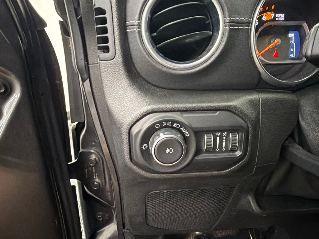 Used 2018 Jeep Wrangler Unlimited Sahara AWD/4WD image 31