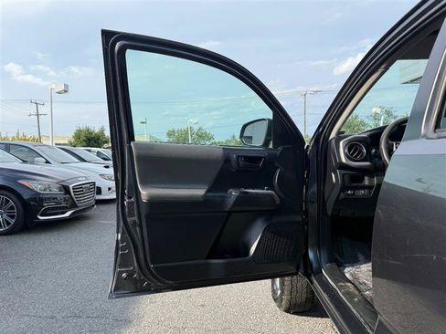Used 2018 Toyota Tacoma SR5 AWD/4WD image 16