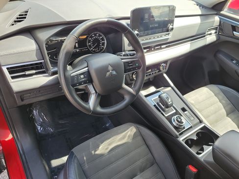 Used 2023 Mitsubishi Outlander SE FWD image 13