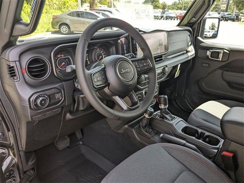 Used 2025 Jeep Wrangler Rubicon image 13