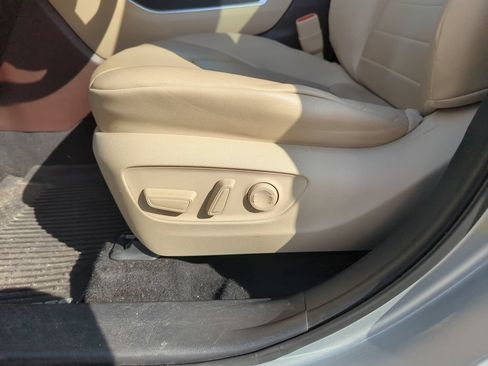 Used 2020 Toyota Highlander XLE FWD image 13