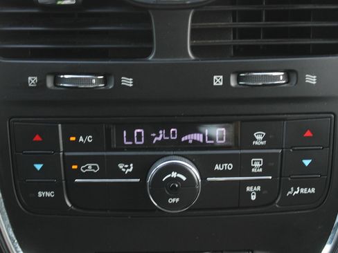 Used 2014 Chrysler Town & Country Touring FWD image 20