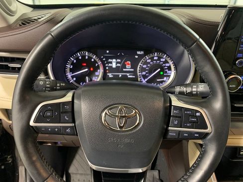 Used 2022 Toyota Highlander Limited FWD image 30