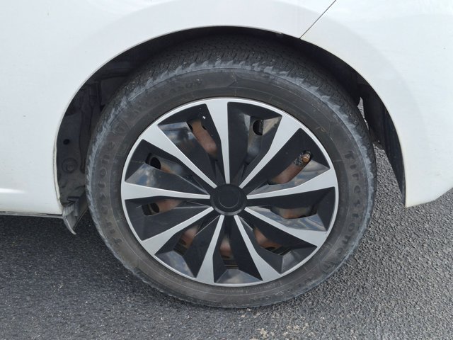Used 2018 Toyota Yaris L FWD image 10