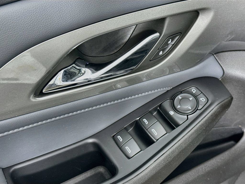 Used 2021 Chevrolet Traverse LT FWD image 18