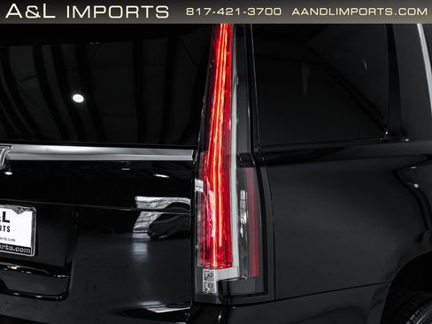 Used 2019 Cadillac Escalade Luxury AWD/4WD image 34