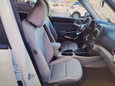Used 2025 Kia Soul LX w/ LX Technology Package image 13