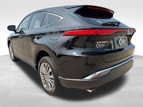 Used 2024 Toyota Venza XLE AWD/4WD image 3
