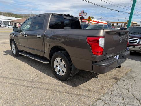 Used 2017 Nissan Titan SV image 6