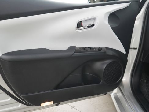 Used 2020 Toyota Prius XLE w/ Advanced Technology Package FWD image 18