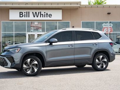 Used 2025 Volkswagen Taos SE w/ Panoramic Sunroof Package
