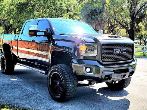 Used 2017 GMC Sierra 2500 Denali w/ Duramax Plus Package image 3