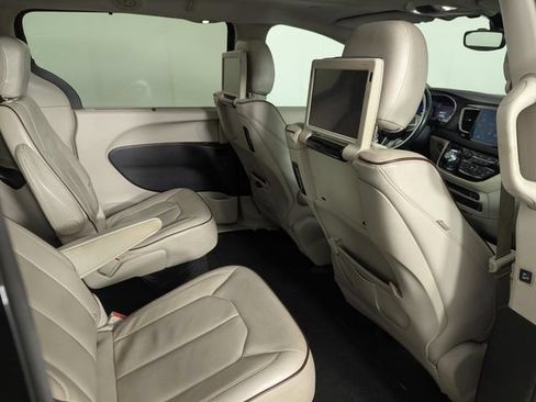 Used 2017 Chrysler Pacifica Limited FWD image 18